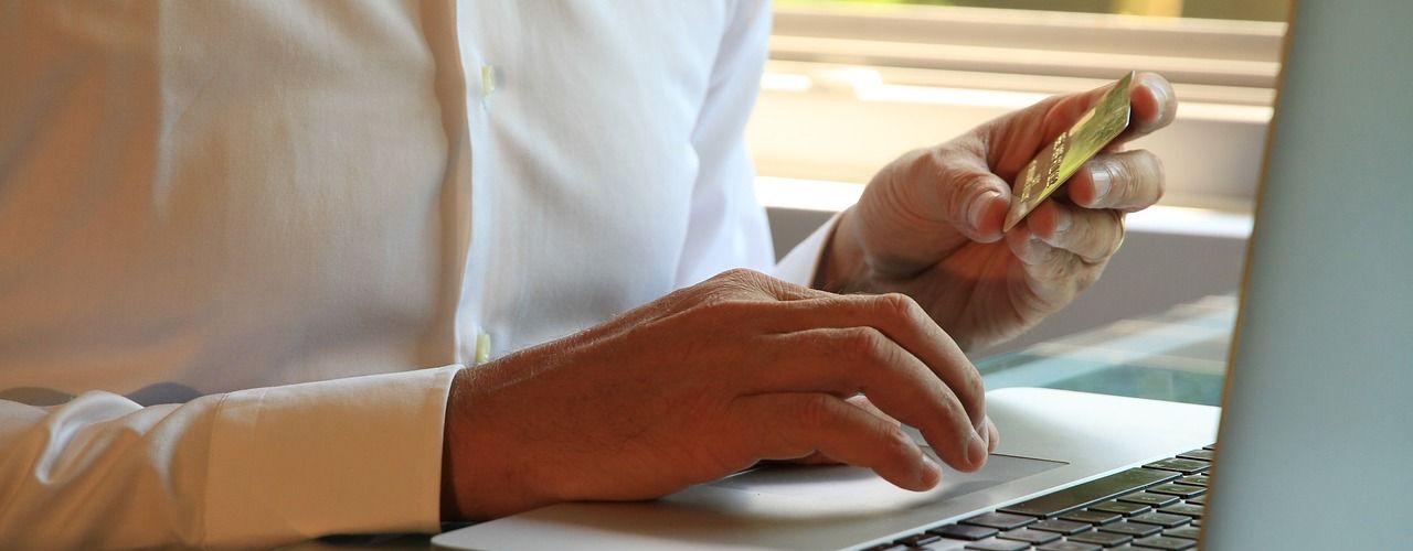 Platbám převodem v internetových obchodech odzvonilo. Neoslovuje už Pražany ani vysokoškolsky vzdělané Platbám převodem v internetových obchodech odzvonilo. Neoslovuje už Pražany ani vysokoškolsky vzdělané